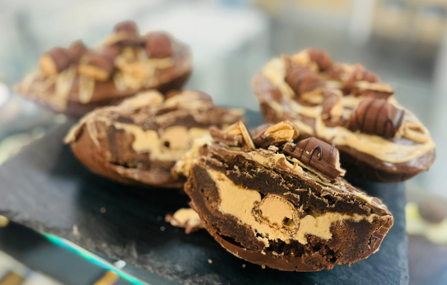 HALF KILO! Kinder Bueno brownie filled egg (Ltd Edition)